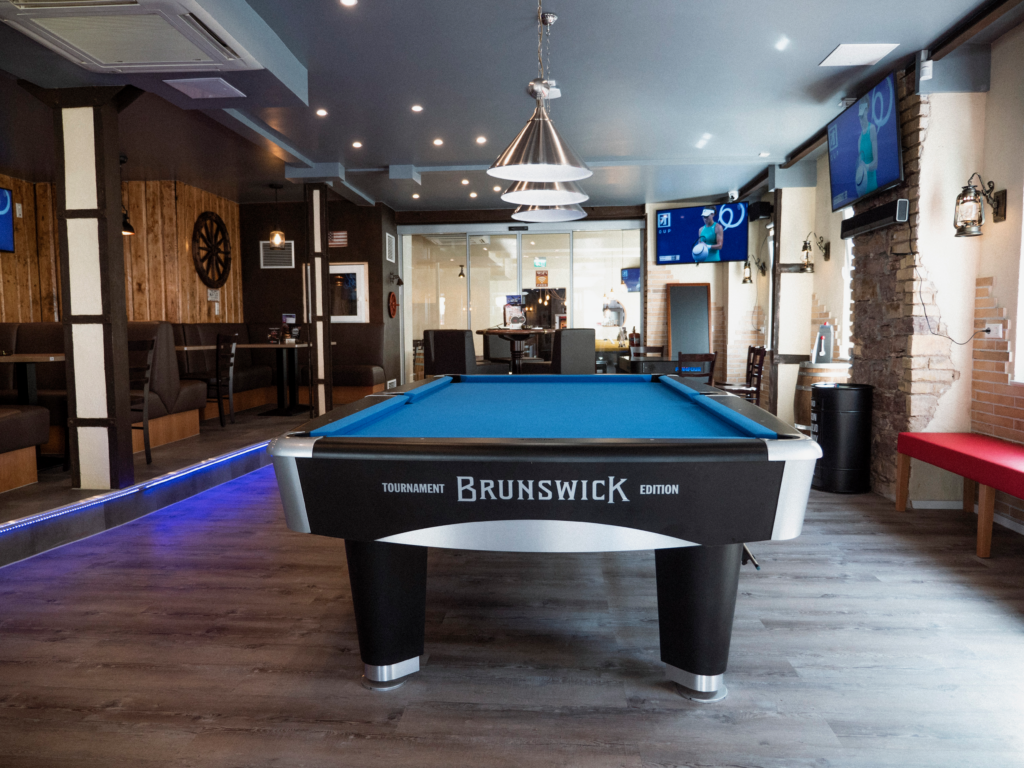 Billardtische und Sitzbereiche unserer Sports Bar