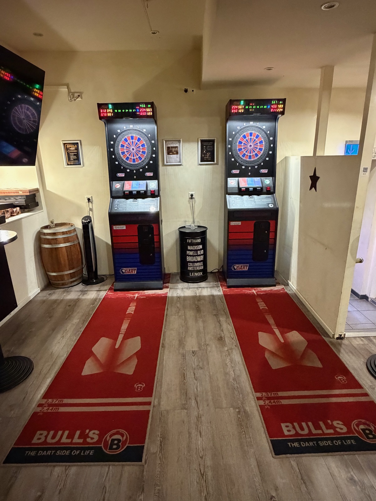 Unsere zwei Löwen-Dartgeräte mit roten Abwurfmatten in der American Sports Bar