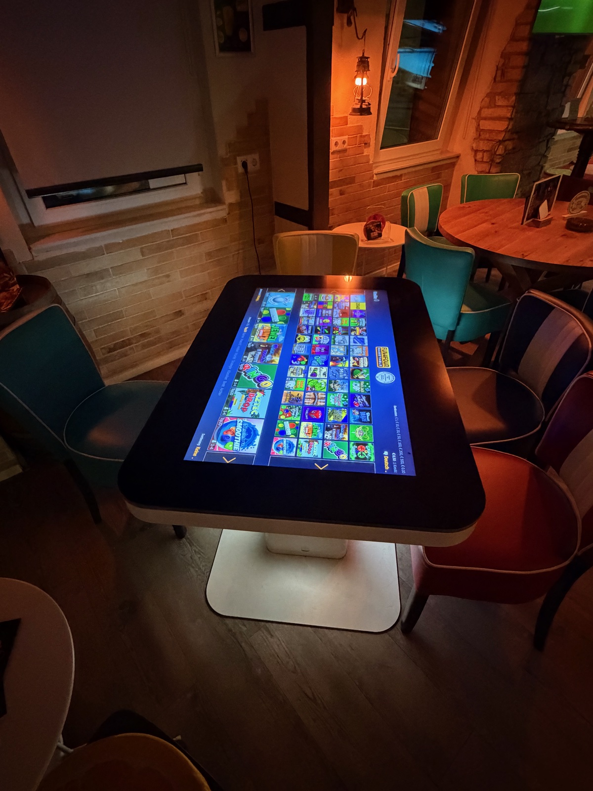 Unser Fun4Four-Spieltisch mit Sitzplätzen in der American Sports Bar