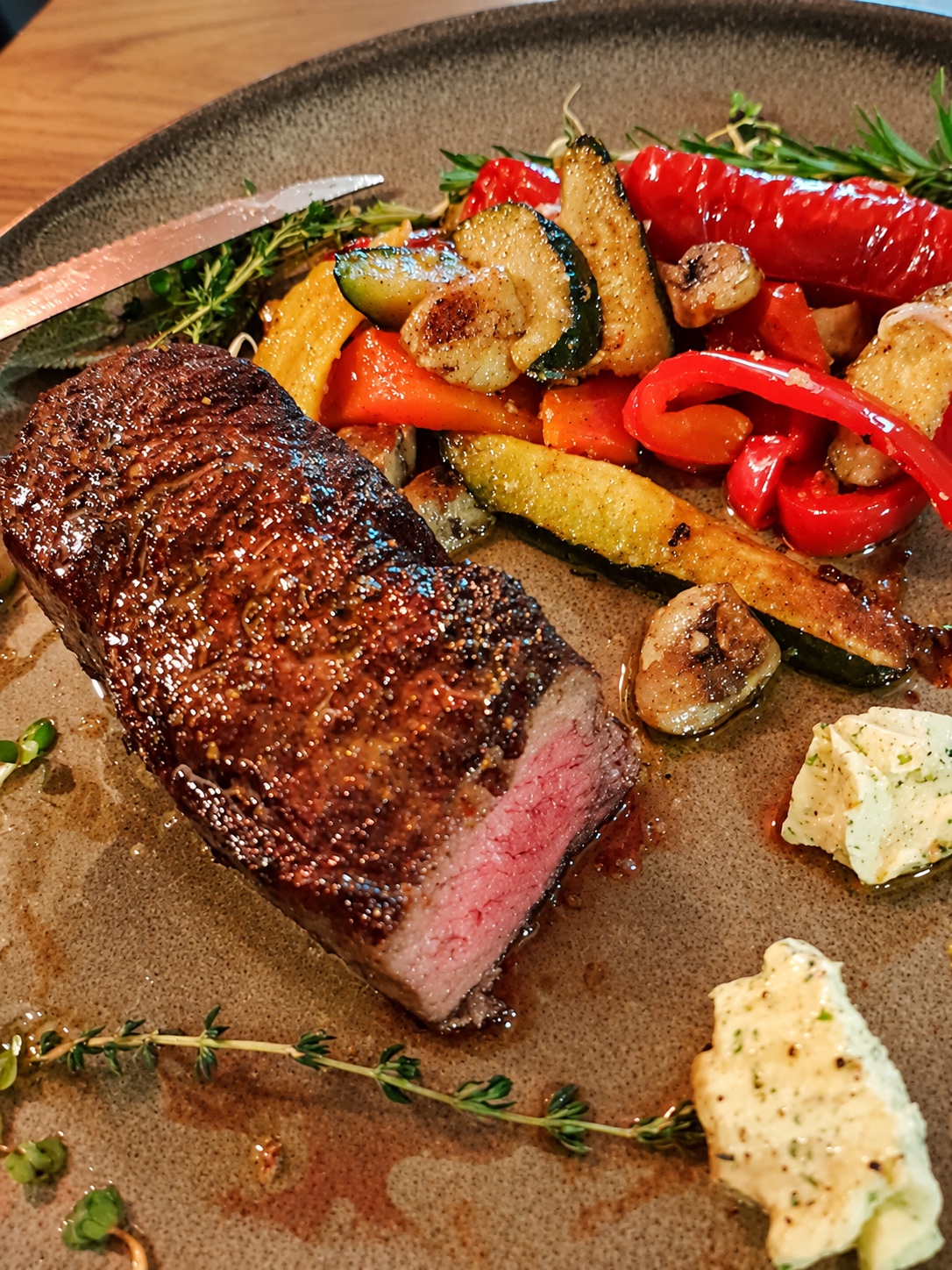Angeschnittenes Rumpsteak medium mit Gemüse