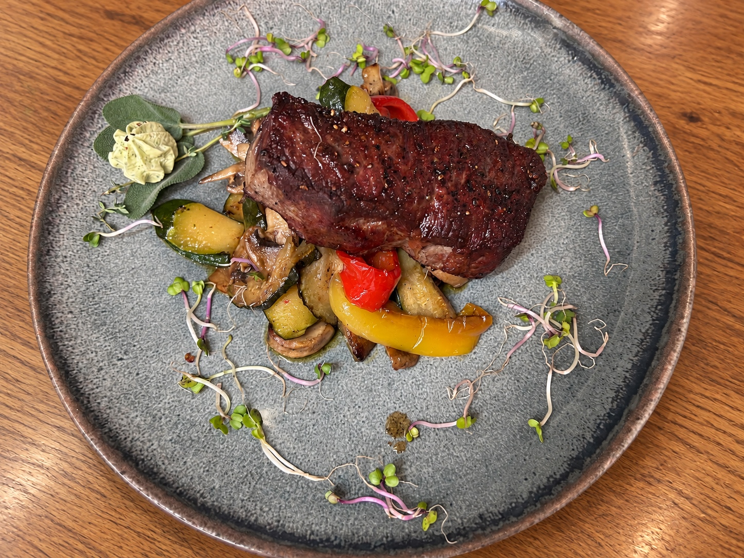 Rumpsteak mit Gemüse auf einem Holztisch in der American Sports Bar Karlsruhe